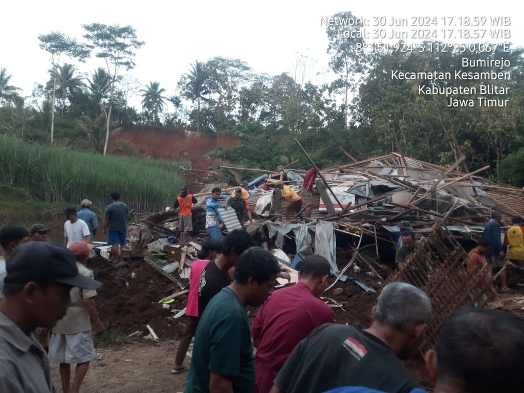 Kondisi longsor di Desa Bumirejo, Kecamatan Kesamben, Kabupaten Blitar, Jawa Timur, Minggu (30/6/2024) petang, yang menimbun tiga orang.