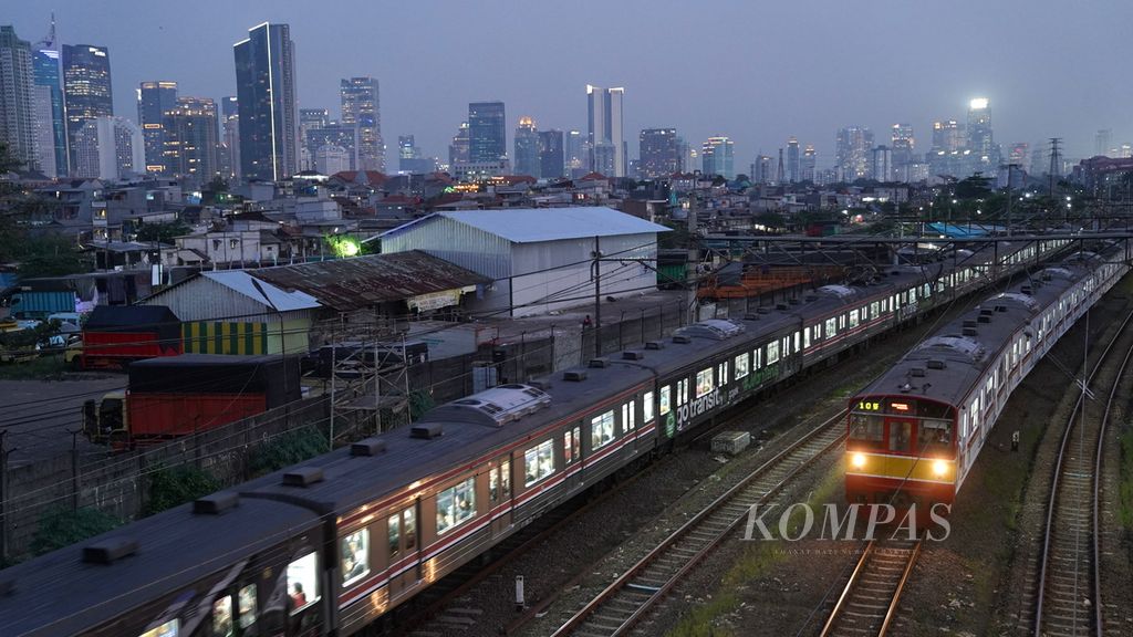 KRL Jabodetabek melintas di Tanah Abang, Jakarta Pusat, Selasa (2/5/2023). 