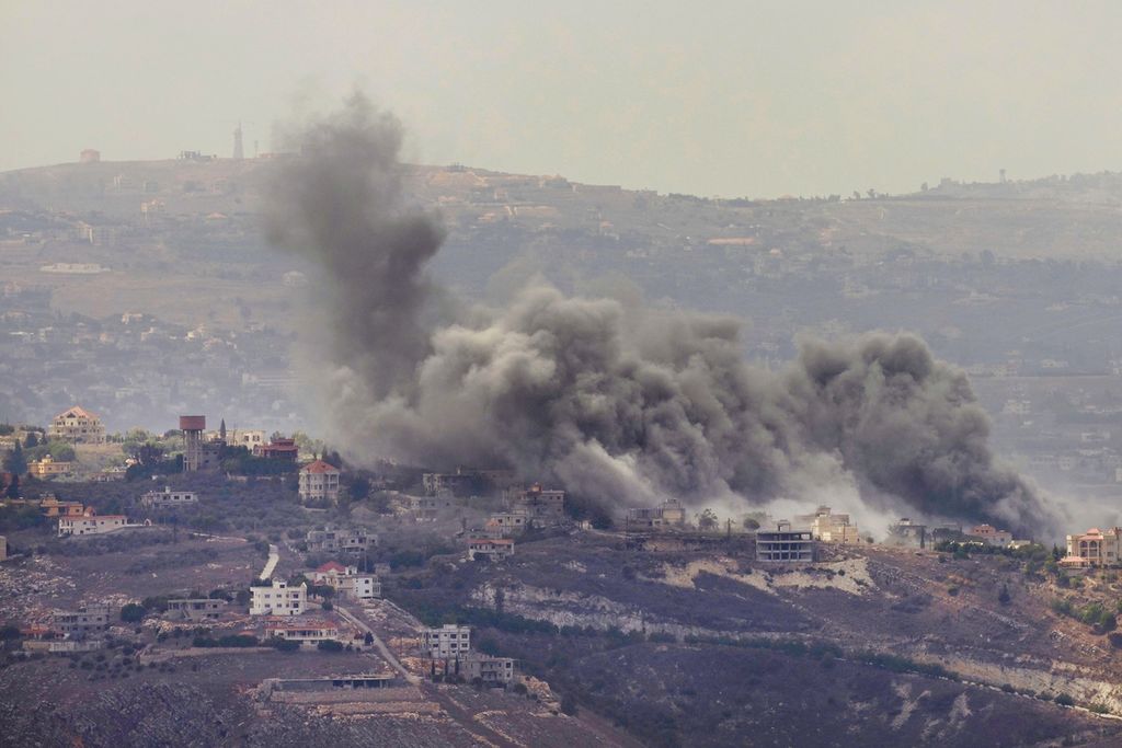 Asap mengepul akibat serangan udara Israel terhadap desa-desa di Distrik Nabatiyeh, terlihat dari kota Marjayoun, Lebanon selatan, Senin (23/9/2024). 