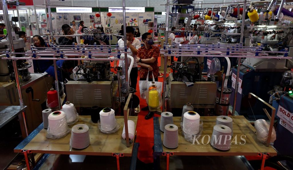 Suasana pameran industri tekstil dan produk tekstil Inatex - Indo Intertex 2023 di Jakarta Internasional Expo Kemayoran, Jakarta, Rabu (29/3/2023). 