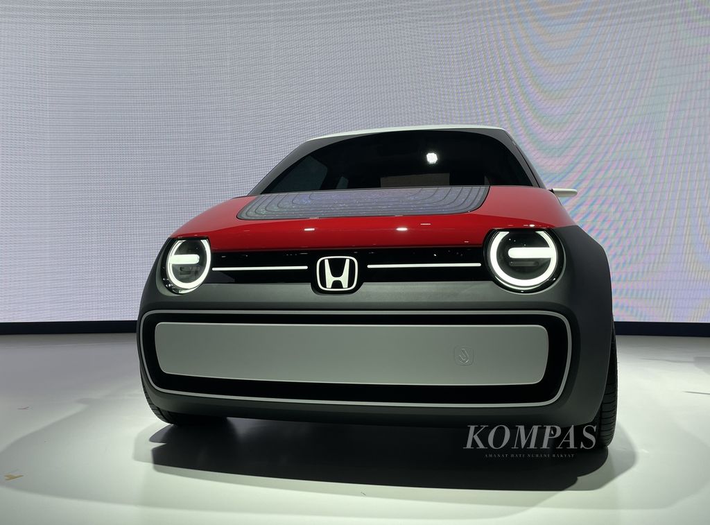 Honda Sustaina-C adalah salah satu model unggulan anjungan Honda di ajang Japan Mobility Show 2023 yang dimulai pada Rabu (25/10/2023). Mobil elektrik ini menggunakan beberapa material daur ulang, seperti limbah akrilik.
