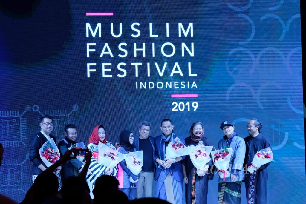 Pergelaran busana Muslim Fashion Festival (Muffest) 2019 berlangsung di Jakarta Convention Center (JCC), Rabu (1/5/2019). Ada delapan desainer Indonesia yang berpartisipasi dalam acara ini, yakni Ali Charisma, Hannie Hananto, Weda Githa, Sofie, Raegitazoro, Novita Yunus, Dibya Hody, dan Aldre.