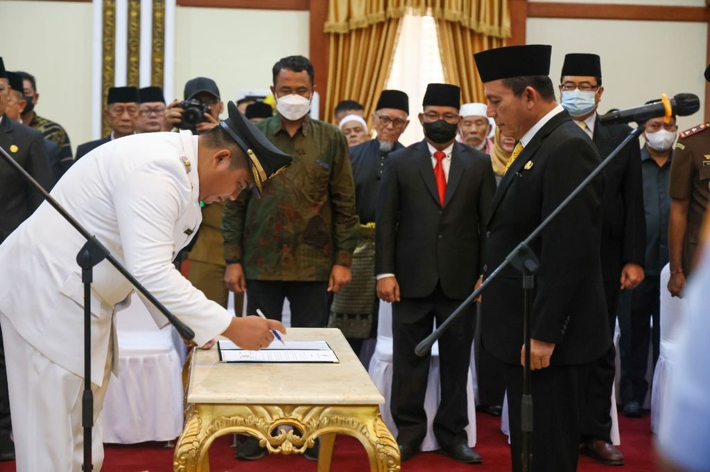 Gubernur Kepulauan Riau Ansar Ahmad melantik Roby Kurniawan (kiri) menjadi Bupati Bintan di Gedung Daerah, Tanjung Pinang, Kepri, Senin (3/10/2022).