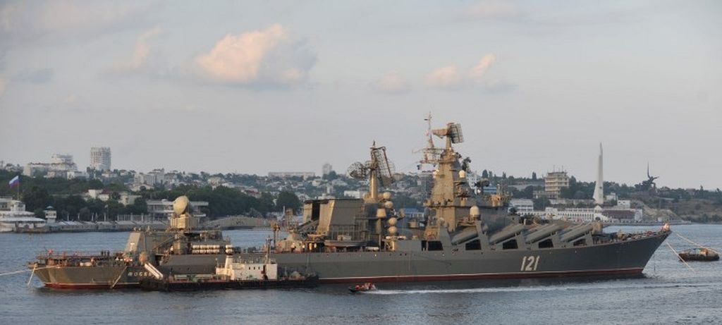 Dalam foto dokumentasi yang diambil pada 31 Juli 2011 di Sevastopol tampak kapal penjelajah rudal berpemandu, Moskva, berpartisipasi dalam parade Hari Angkatan Laut Rusia di dekat pangkalan Angkatan Laut di Sevastopol. Moskva rusak parah oleh ledakan amunisi, 14 April 2022.