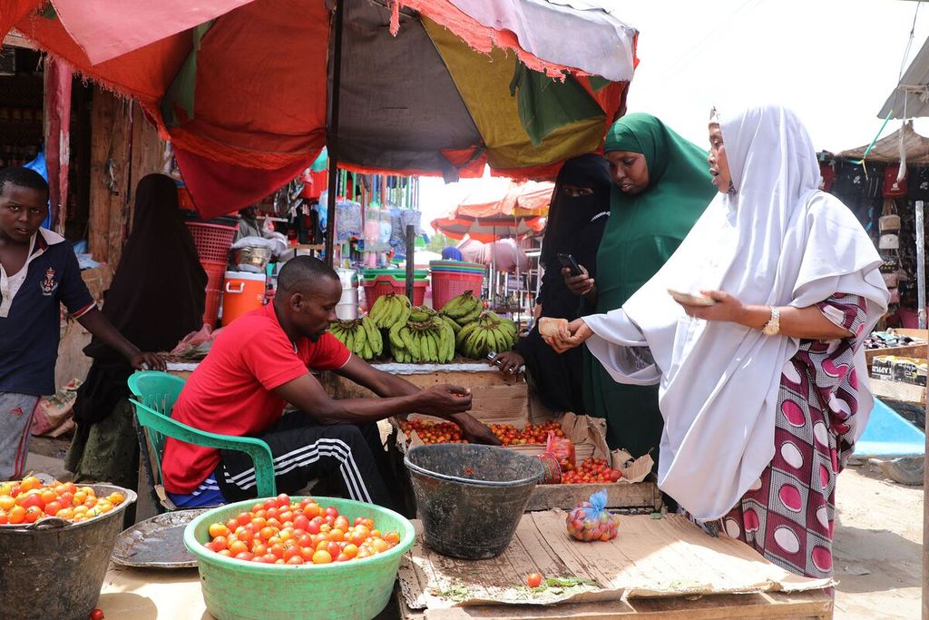 Warga Mogadishu, ibu kota Somalia, berbelanja sayur di pasar setempat pada 12 Juni 2022. Sayuran ini ditanam di rumah-rumah kaca yang merupakan skema usaha baru di negara itu. Selain membuka lapangan kerja, rumah kaca juga merupakan salah satu strategi ketahanan pangan untuk menghasilkan panen tanpa tergantung pada alam. 