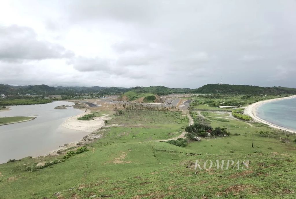 Pada lanskap pemandangan di utara Bukit Seger terlihat dua pantai mengapit Sirkuit Mandalika di Kawasan Ekonomi Khusus Mandalika, Kuta, Lombok Tengah, Nusa Tenggara Barat, seperti terlihat Januari 2021 lalu.