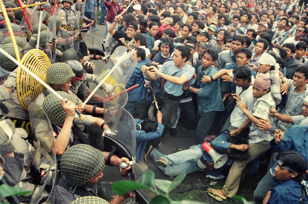 Foto aksi mahasiswa di Surabaya (1998), yang telah melalui proses digitalisasi.