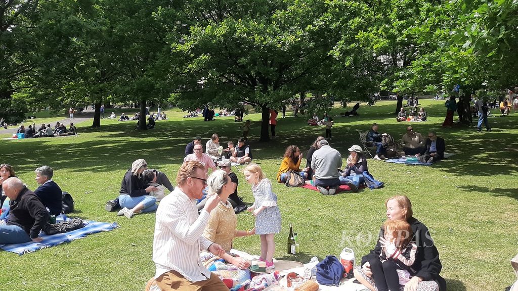 Pengunjung Princes Street Gardens, Edinburgh, Skotlandia, sedang berpiknik, Minggu (5/6/2022). Di taman yang sama terdapat perayaan Jubilee tujuh dekade bertakhtanya Ratu Elizabeth II.