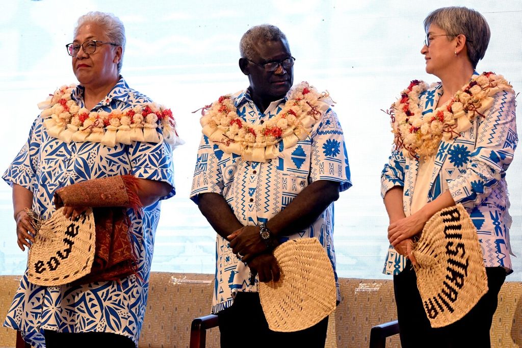 Menteri Luar Negeri Australia Penny Wong (kanan) dan Perdana Menteri Kepulauan Solomon Manasseh Sogavare (tengah) bercakap-cakap di sebelah Perdana Menteri Samoa Fiam Naomi Mataafa saat acara penyambutan di Forum Kepulauan Pasifik di Suva, Fiji, 12 Juli 2022. 