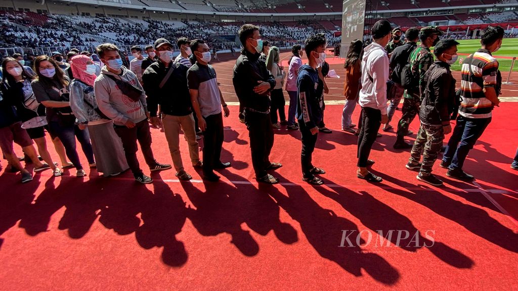 Warga antre memasuki arena Stadion Gelora Bung Karno, Senayan, Jakarta, untuk mengikuti vaksinasi massal Covid-19, Sabtu (26/6/2021). 