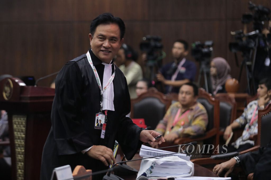 Ketua Tim Hukum Tim Kampanye Nasional Joko Widodo-Ma'ruf Amin, Yusril Ihza Mahendra, tiba di ruang sidang sebelum dimulainya persidangan sengketa hasil pemilu presiden 2019 di Mahkamah Konstitusi, Jakarta, 21 Juni 2019.