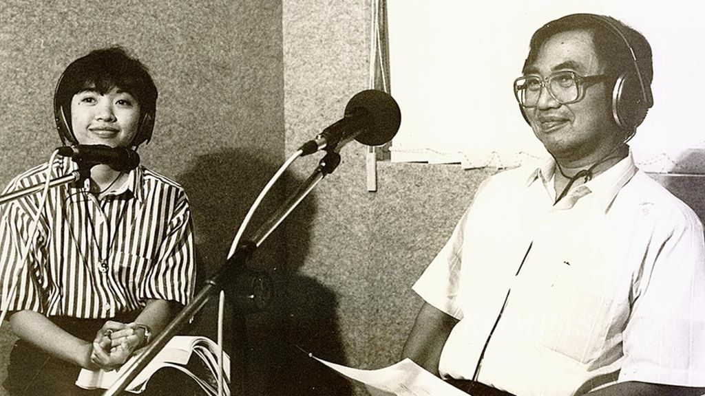 Nurcholis Madjid bersama pembawa acara Sarita tengah menyajikan <i>Obrolan di Bulan Puasa (Opus)</i>, yang disiarkan menjelang waktu berbuka puasa di stasiun radio Prambors, Jakarta, 27 Agustus 1993.