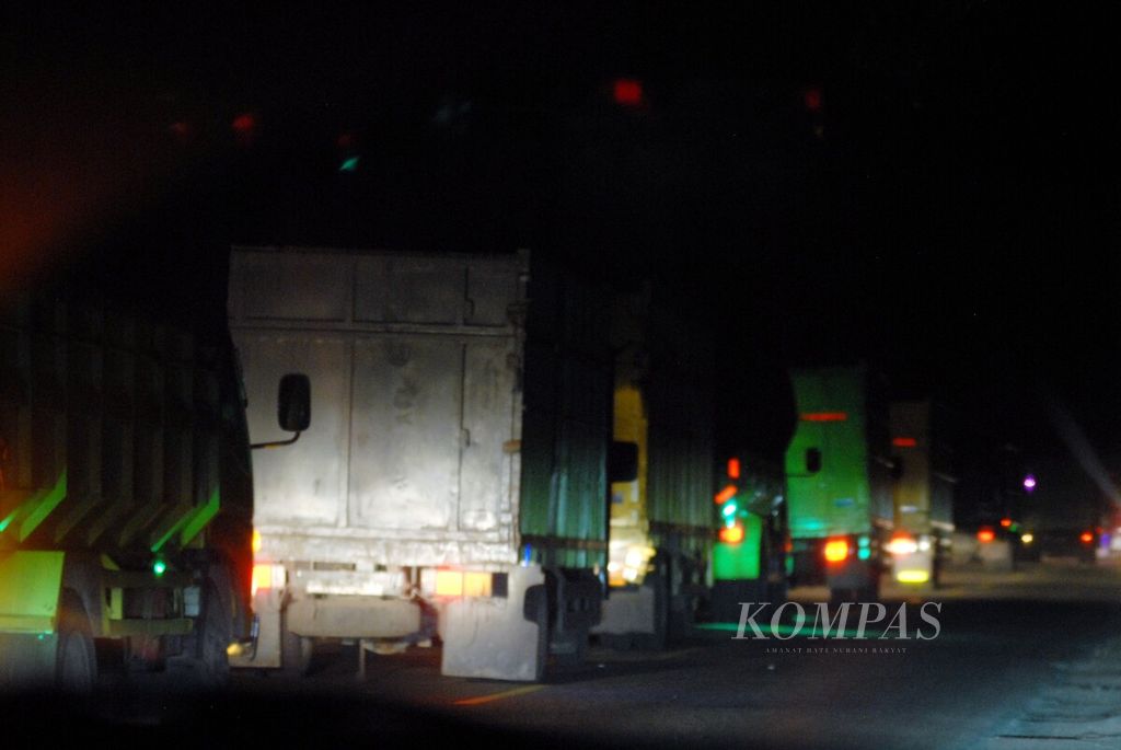 Ribuan angkutan batubara memenuhi sepanjang jalan negara yang menghubungkan Kabupaten Batanghari menuju Kota Jambi, Jumat (3/6/2022). Kemacetan terjadi setiap sore hingga menjelang pagi, yang mengganggu kenyamanan masyarakat pengguna jalan.