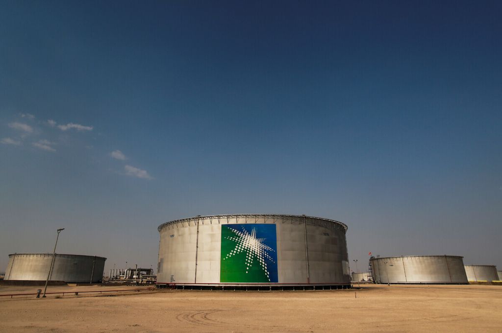 Kilang minyak di fasilitas milik Aramco di Abqaiq, Arab Saudi, difoto pada 12 Oktober 2019. 