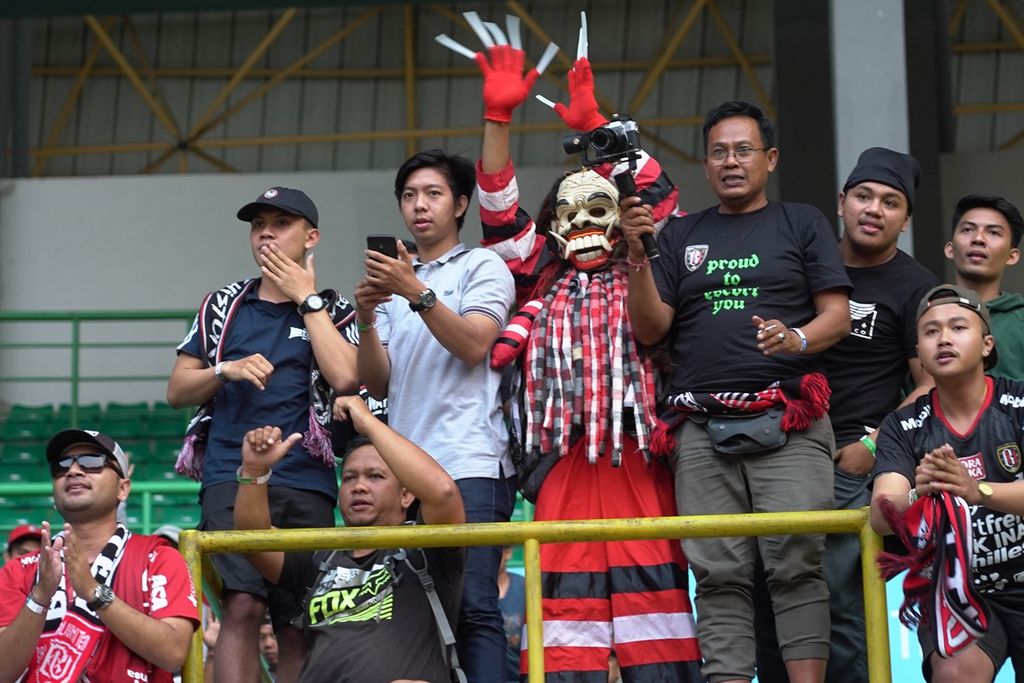 Suporter Bali United mendukung tim kesayangannya melawan Bhayangkara FC dalam lanjutan laga Liga 1 di Stadion Patriot Candrabhaga, Bekasi, Jumat (13/9/2019) lalu. 
