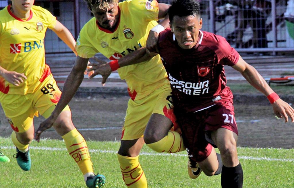 Pesepak bola PSM Makassar, Ghozali Muharram Siregar (kanan), berusaha melewati pemain Bhayangkara FC, Alfin Tuasalamony (kedua dari kanan) dan Lee Yu-jun (kedua dari kiri), dalam lanjutan Go-Jek Traveloka Liga 1 di Stadion Andi Mattalatta Mattoangin, Makassar, Sulawesi Selatan, Minggu (9/7). Tuan rumah PSM Makassar menang 2-1 atas Bhayangkara FC.