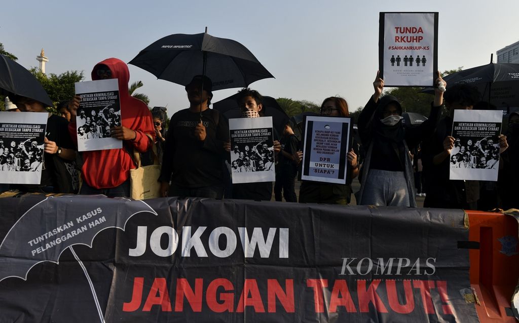 Aktivis dan sukarelawan mengikuti aksi Kamisan di depan Istana Merdeka, Jakarta, Kamis (19/9/2019). Aksi Kamisan rutin digelar setiap Kamis untuk mengingatkan negara agar menuntaskan kasus-kasus pelanggaran HAM berat masa lalu.
