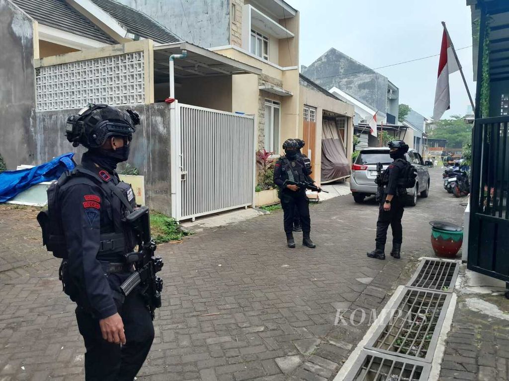 Personel dari Satuan Gegana Polri dengan senjata lengkap di lokasi penangkapan terduga terorisme di Batu, Malang, Jawa Timur, Kamis (1/8/2024).   