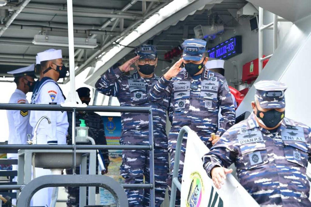 Komandan Pushidrosal Laksamana Madya TNI Agung Prasetiawan menaiki KRI Pollux, kapal survei terbaru TNI AL usai konferensi di Dermaga Jakarta International Container Terminal (JICT) 2 Pelabuhan Tanjung Priok, Jakarta, Rabu (15/9/2021).