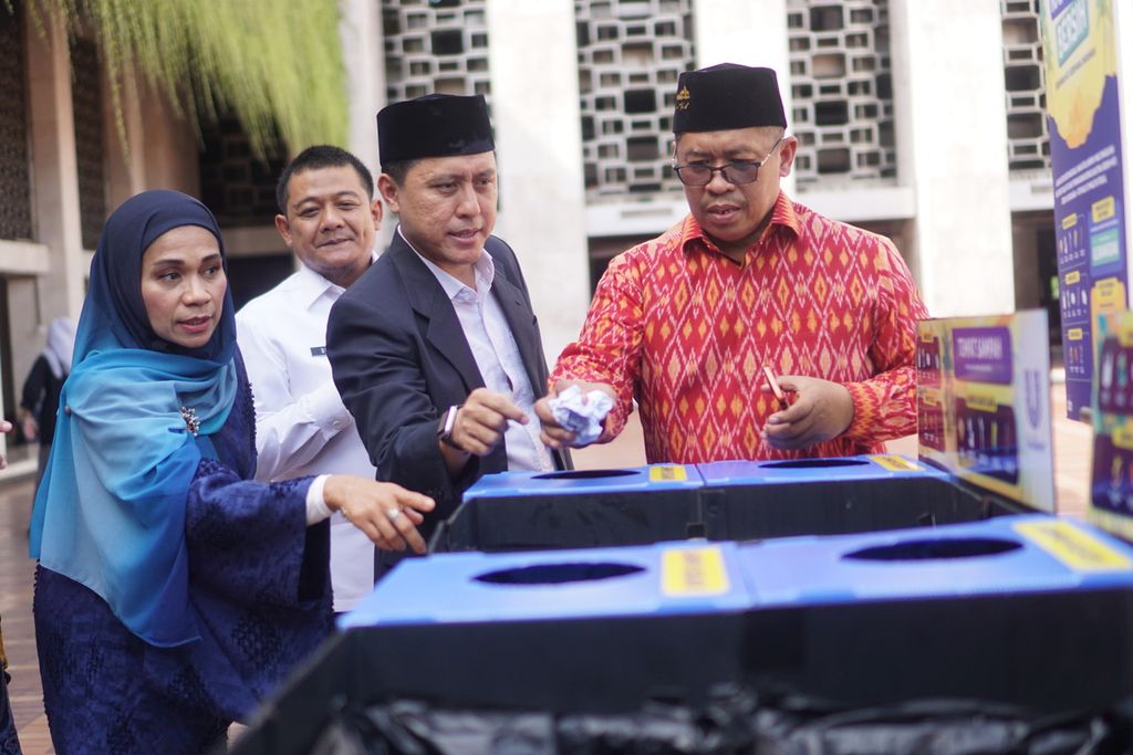 Jamaah memisahkan sampah makanan yang mereka buang di Masjid Istiqlal Jakarta, Rabu (20/3/2024).