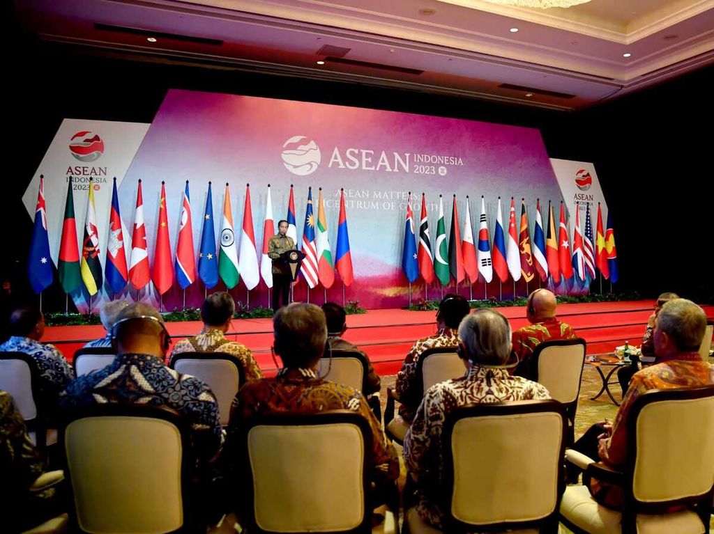 Presiden Joko Widodo saat memberikan sambutan pada acara Courtesy Call Menteri Luar Negeri ASEAN di Hotel Shangri-La, Jakarta, Jumat (14/7/2023).
