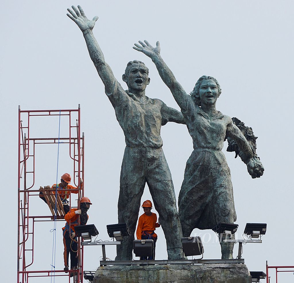 Pekerja menyiapkan perangkat untuk membersihkan patung Selamat Datang di Bundaran Hotel Indonesia, Jakarta, Jumat (25/10). Selain tugu, pembersihan dan perbaikan juga dilakukan pada kolam air mancur. Bundaran HI dan patung Selamat Datang menjadi salah satu <i>landmark</i> Kota Jakarta. 