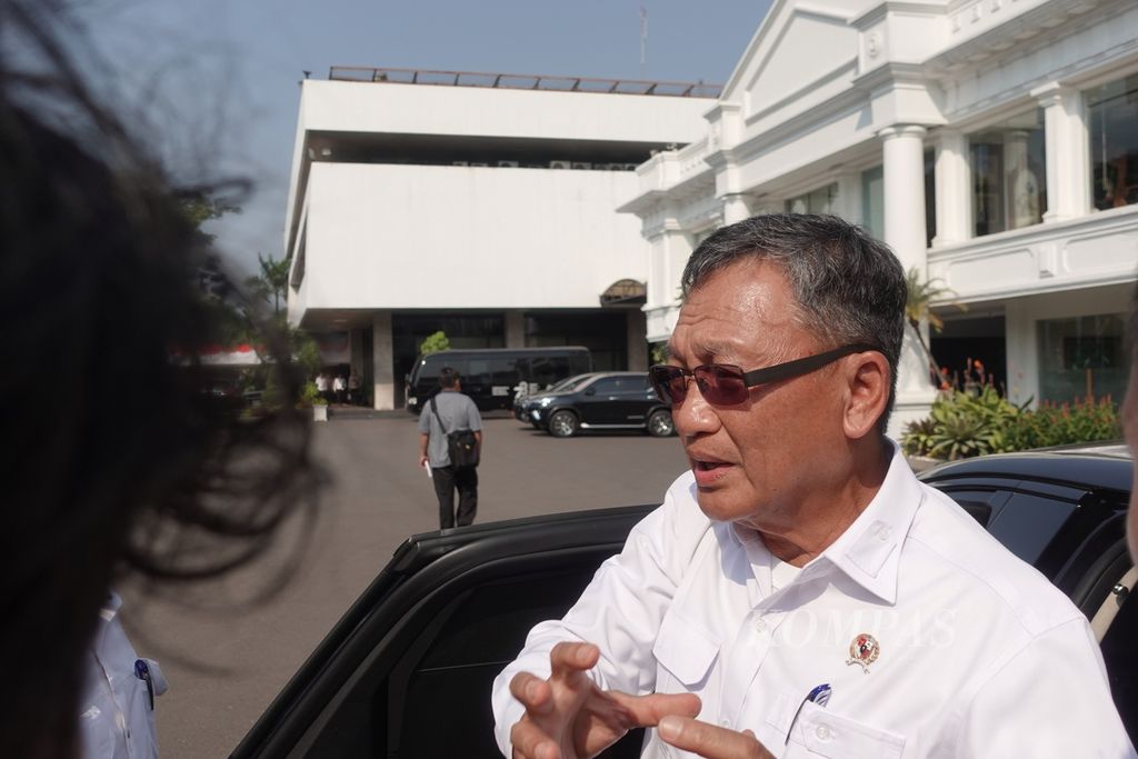Menteri Energi dan Sumber Daya Mineral Arifin Tasrif saat menjawab pertanyaan media di kompleks Istana Kepresidenan, Jakarta, Senin (31/7/2023).