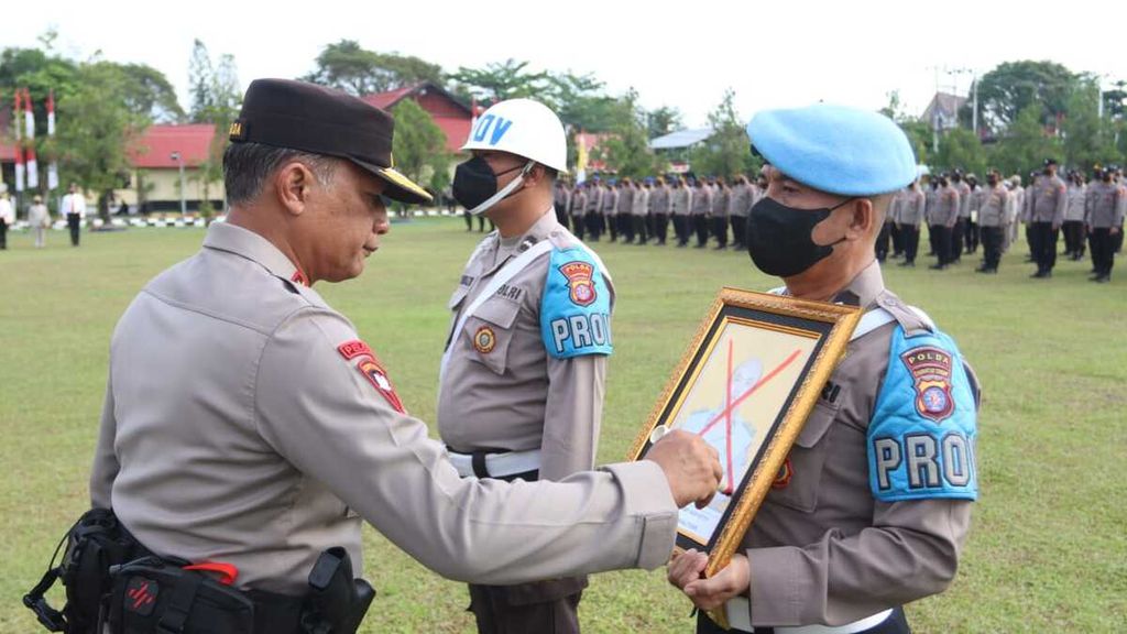 Kepala Polda Kalimantan Tengah Irjen Nanang Avianto memecat salah satu anggotanya di Satuan Yanma Polda Kalteng yang terbukti mengonsumsi narkoba, Senin (22/8/2022). 