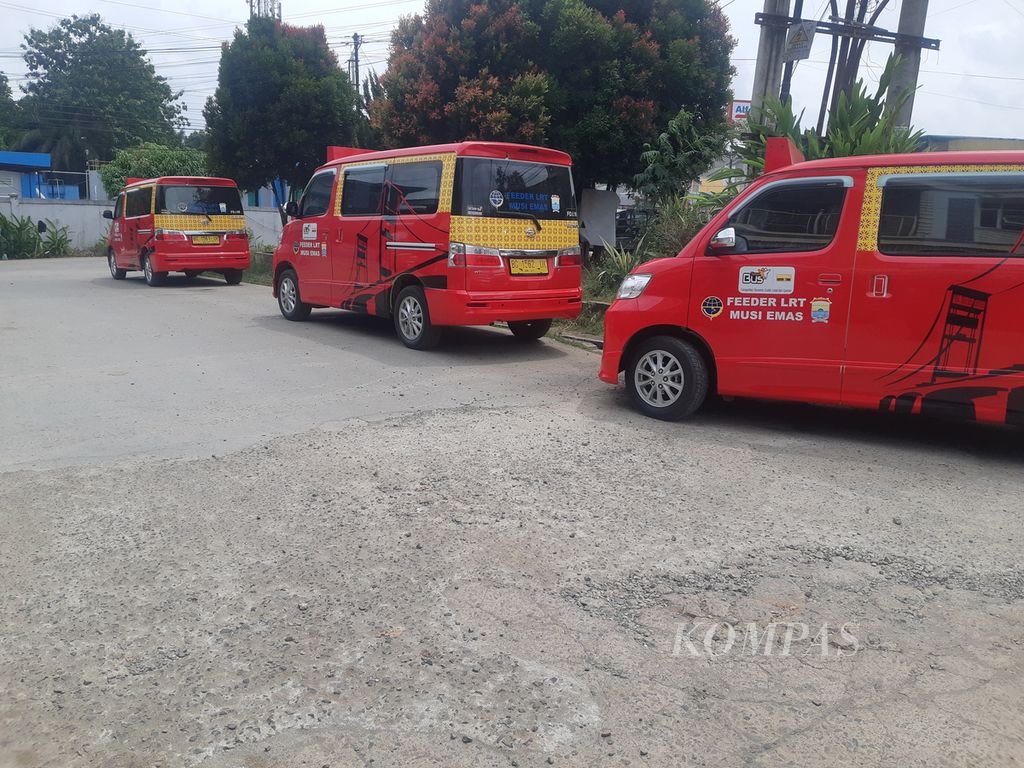 A number of light rail transit feeder units for Palembang, South Sumatra parked in the Talang Kelapa area, Monday (26/12/2022). This transportation became the beginning of changes in mass transportation in Palembang.