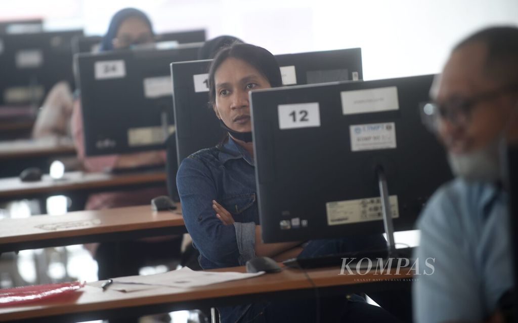 Peserta Ujian Panitia Pemungutan Suara (PPS) Pemilihan Umum 2024 di Surabaya mendengarkan pengarahan mengenai cara mengerjakan soal dengan komputer di Universitas Negeri Surabaya, Surabaya, Jawa Timur, Selasa (10/1/2023). 