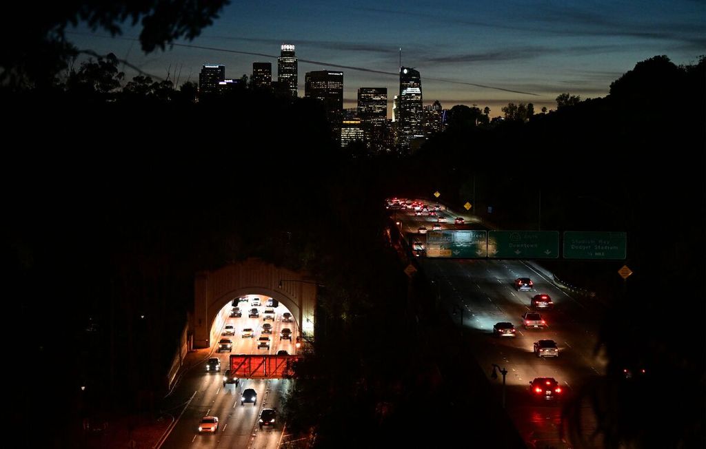 Pemandangan di pusat kota Los Angeles saat pengendara kendaraan melaju keluar dan masuk kota, Rabu (22/11/2023). Di saat yang sama jutaan orang tengah menuju tempat liburan selama Thanksgiving. 