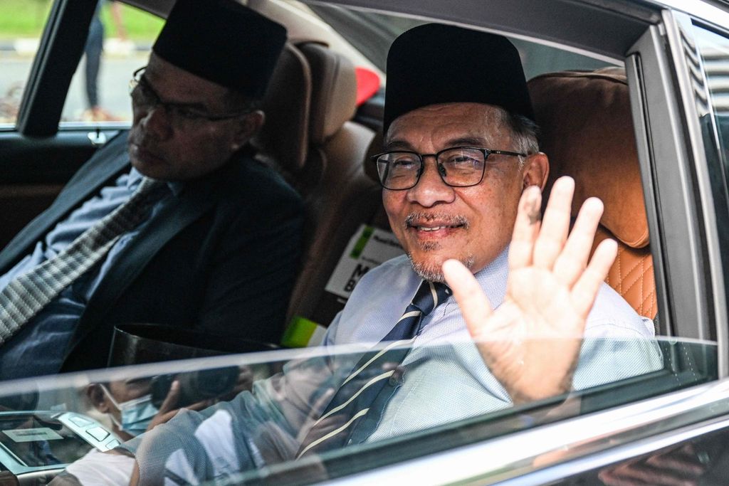 Ketua Pakatan Harapan Anwar Ibrahim tiba di Istana Negara Malaysia di Kuala Lumpur, Selasa (22/11/2022). Anwar dan pesaingnya, Ketua Pakatan Harapan Muhyiddin Yasin, belum kunjung bisa mengumpulkan sokongan minimal untuk menjadi perdana menteri. 