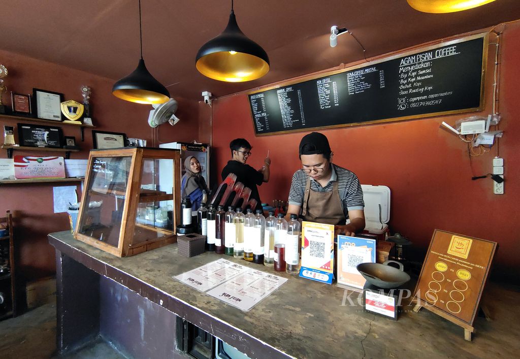 Suasana Warung Kopi Agam Pisan di pinggiran Sungai Musi, Kawasan 13 Ilir, Kota Palembang, Sumatera Selatan, Jumat (12/7/2024).