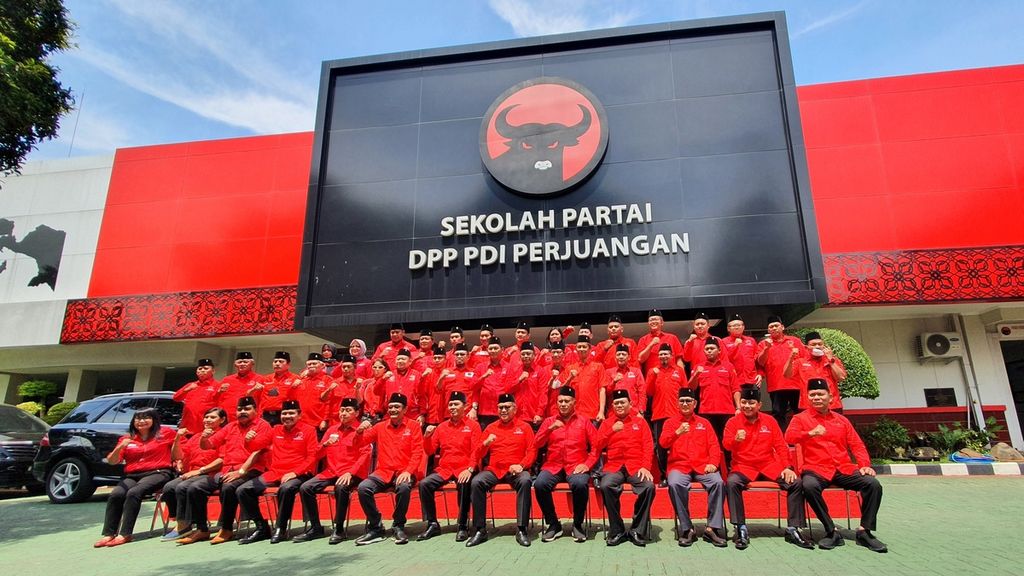 Sejumlah anggota baru Partai Demokrasi Indonesia Perjuangan (PDI-P), di Sekolah Partai DPP PDI-P, Lenteng Agung, Jakarta, Minggu (30/10/2022).