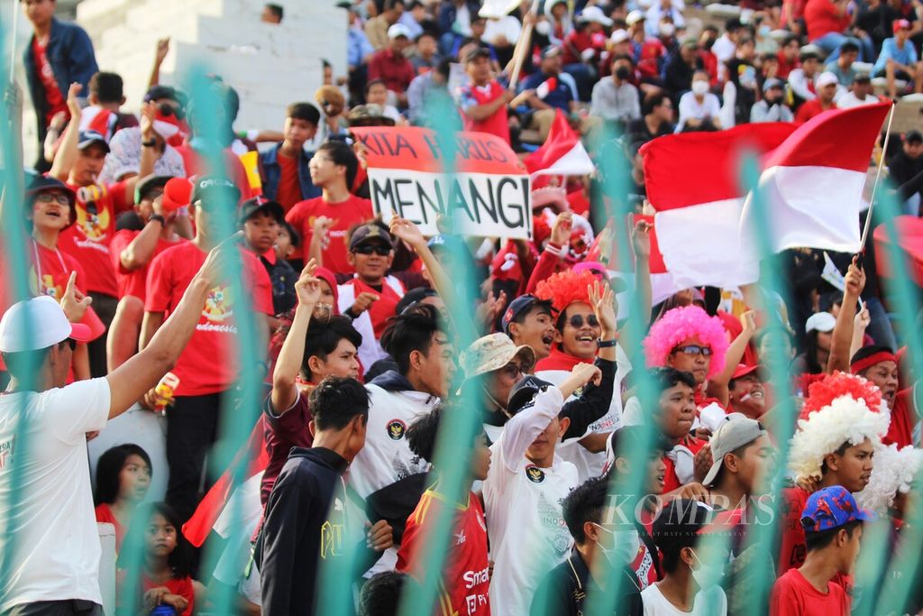 Hundreds of supporters of the Indonesian "Garuda Muda" Team cheered after the national team won the match against Timor Leste in Phnom Penh, Cambodia, Sunday (7/5/2023). Indonesia won 3-0.