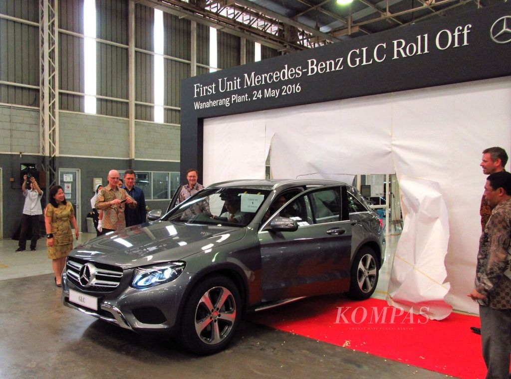 Peluncuran perdana Mercedes-Benz GLC yang diproduksi di pabrik Mercedes-Benz di Wanaherang, Bogor, Jawa Barat, 24 Mei 2016. 