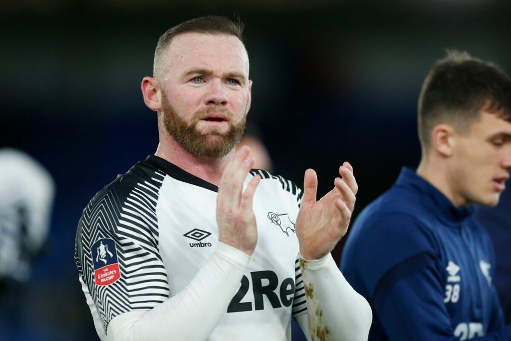 Penyerang Derby County, Wayne Rooney, bertepuk tangan seusai pertandingan babak ketiga Piala FA antara Crystal Palace dan Derby County di Selhurst Pak, London, dalam arsip foto 5 Januari 2020. Pihak klub Derby County pada 16 Januari 2020 mengumumkan telah memilih Rooney sebagai manajer tetap.
