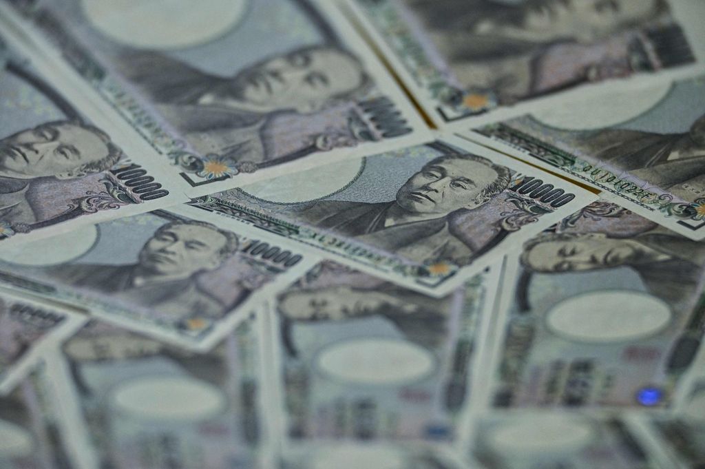 Foto ilustrasi ini menunjukkan mata uang Jepang 10.000 yen yang dipajang di Tokyo, pada Sabtu (24/9/2022). 