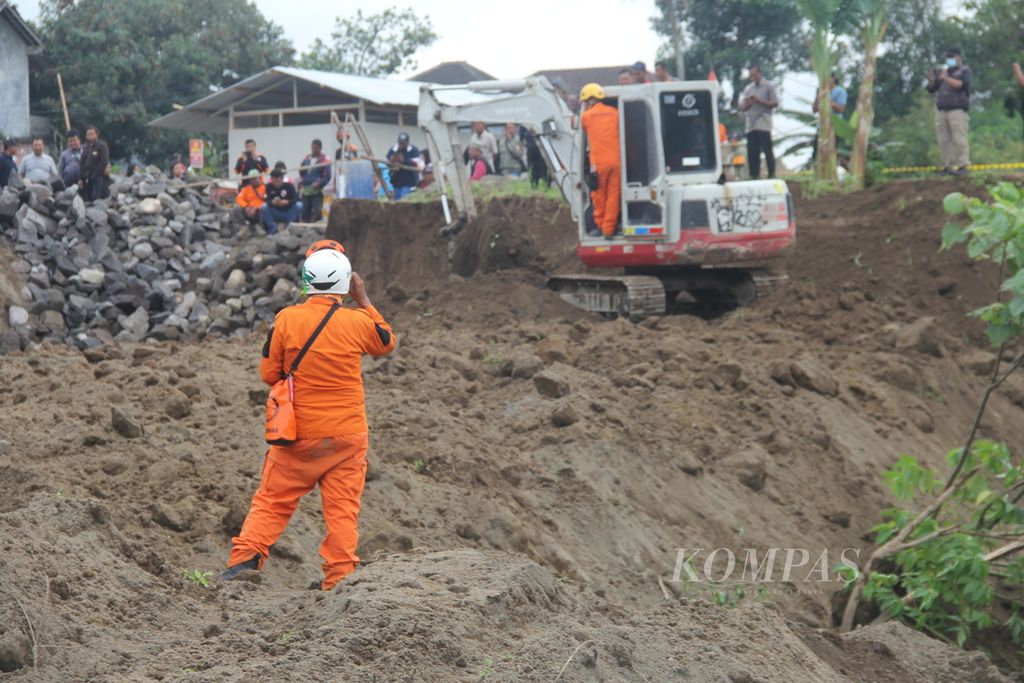Petugas menggunakan alat berat untuk memudahkan pencarian korban di lokasi longsor di proyek perumahan di Desa Wedomartani, Kecamatan Ngemplak, Kabupaten Sleman, DIY, Selasa (3/1/2023). 