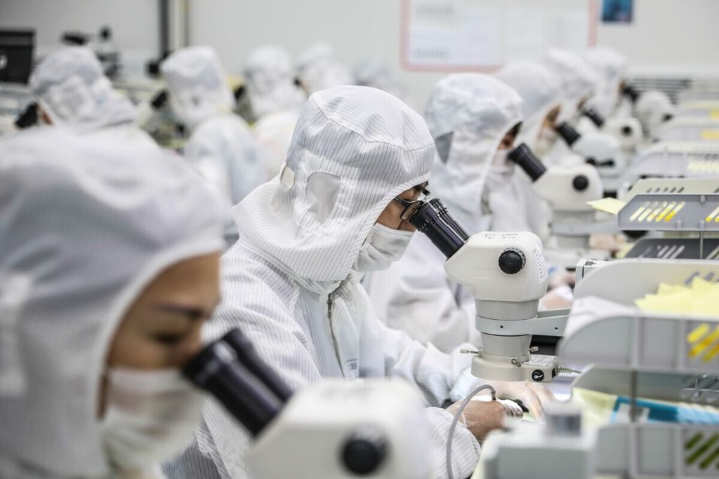 Suasana kerja di pabrik cip di kota Huaian, Jiangsu, China pada tanggal 16 Juni 2020.     