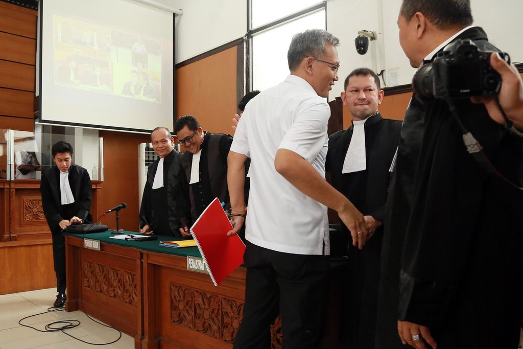 Terdakwa kasus <i>obstruction of justice </i>atau perintangan penyidikan pembunuhan Brigadir Nofriansyah Yosua Hutabarat atau Brigadir J, Agus Nurpatria, menyalami kuasa hukumnya setelah persidangannya selesai di Pengadilan Negeri Jakarta Selatan, Rabu (19/10/2022). 