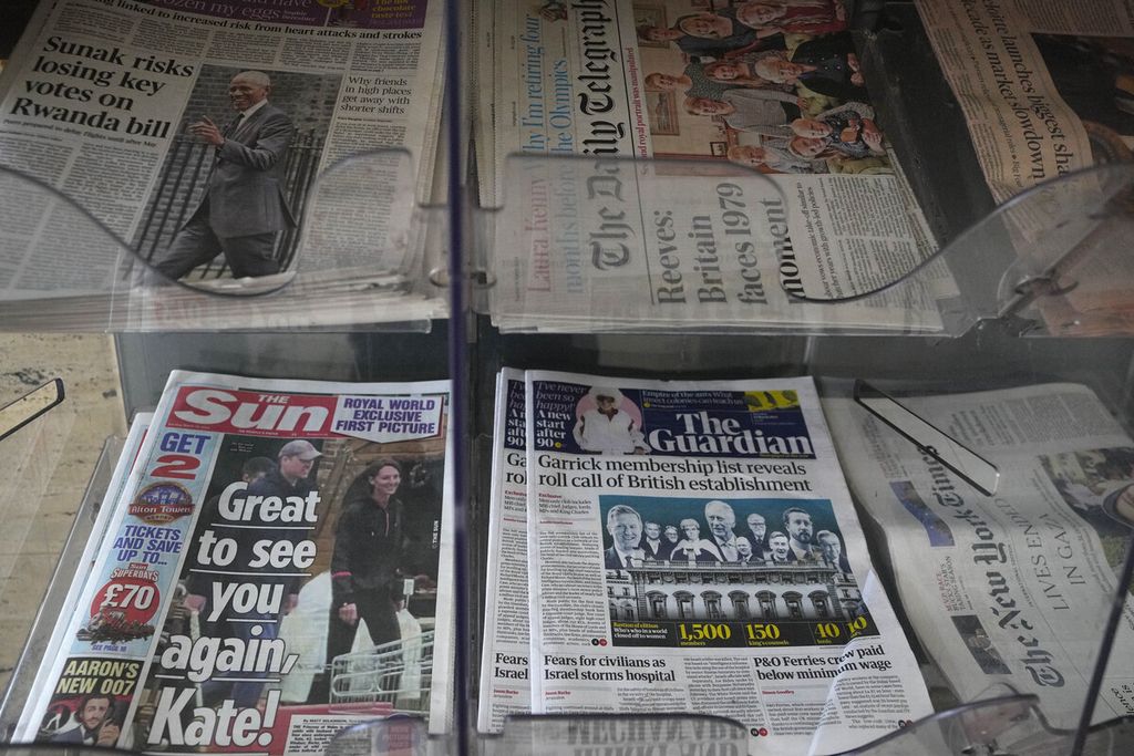 Koran-koran Inggris, termasuk <i>The Sun</i> yang memberitakan video kemunculan Putri Kate, dipajang di kios di London, Inggris, Selasa (19/3/2024). 