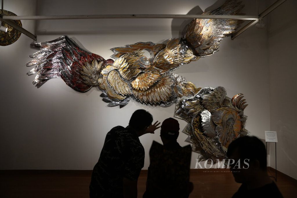 Tamu undangan mengamati Pameran Tunggal Seni Rupa Lini Natalini Widhiasi yang bertajuk ”Infinity Yin Yang” di Galeri Nasional Indonesia, Jakarta Pusat, Selasa (3/9/2024). Pameran yang dikuratori oleh Citra Smara Dewi berlangsung hingga 3 Oktober 2024. Pameran menampilkan karya-karya instalasi dengan medium logam alumunium. Karya Lini Natalini Widhiasi yang berjudul ”Passion and Hope” juga telah menjadi koleksi Galeri Nasional Indonesia. 