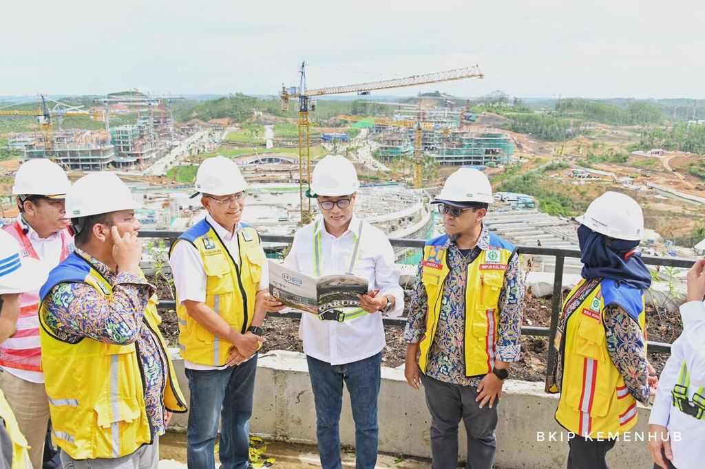 Menteri Perhubungan Budi Karya Sumadi (tengah) sedang meninjau pembangunan Bandara Ibu Kota Nusantara, Kalimantan Timur, Rabu (24/1/2024).