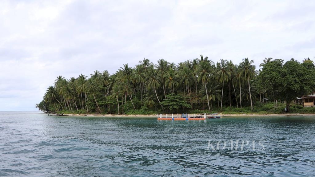 Pulau Onolimbu Besar Kepulauan Nias, Sumatera Utara, tampak dikelilingi pasir putih, air yang tampak hijau, dan pohon kelapa seperti tampak pada Minggu (3/12/2017). Keindahan pulau-pulau kecil di Kepulauan Nias menjadi andalan pariwisata Nias. 