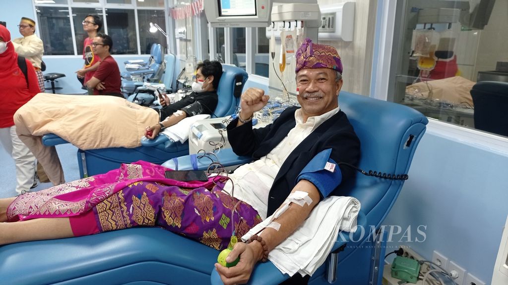 Warga mendonorkan trombosit di Unit Transfusi Darah RS Kanker Dharmais, Jakarta Barat, Kamis (17/8/2023). Pendonor yang tergabung dalam Yayasan Laskar Aferesis Berbagi mengenakan pakaian adat saat donor darah untuk menyemarakkan HUT Ke-78 RI.