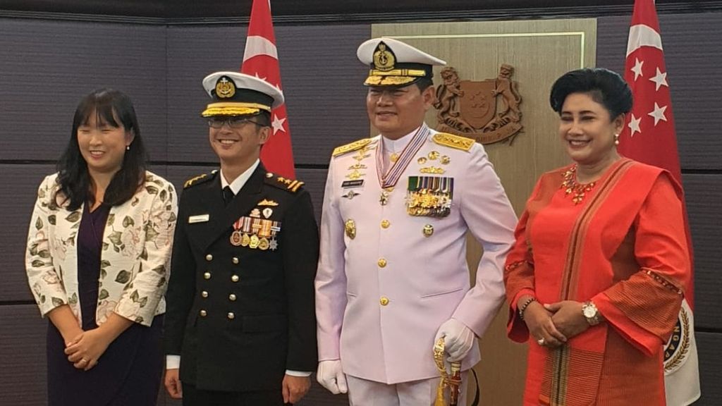 Kepala Staf TNI Angkatan Laut Laksamana Yudo Margono (ketiga dari kiri) menerima bintang jasa Pingat Jasa Gemilang (Tentera) The Meritorious Service Medal (Military) dari Pemerintah Singapura.
