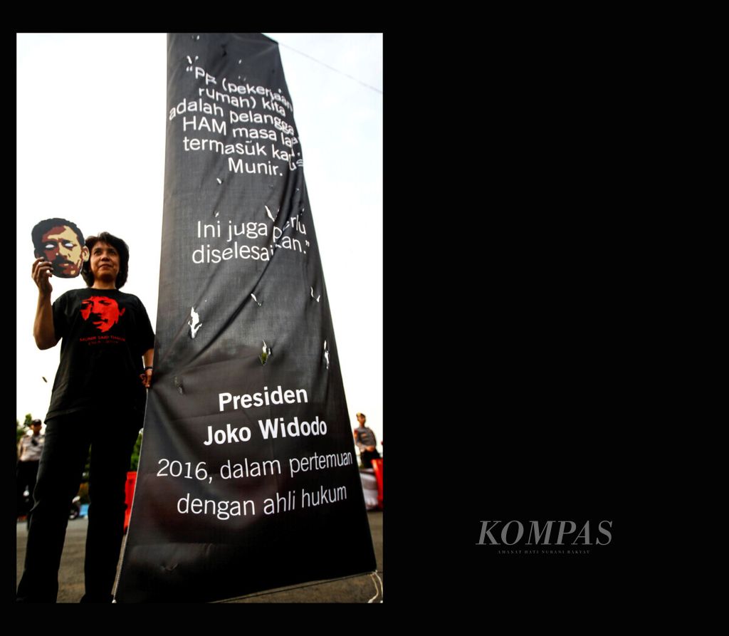 Suciwati, istri aktivis HAM, Munir Said Thalib, ikut bergabung dalam Aksi Kamisan yang mengangkat tema 14 Tahun Wafatnya Munir di depan Istana Negara, Jakarta, Kamis (6/9/2018). 