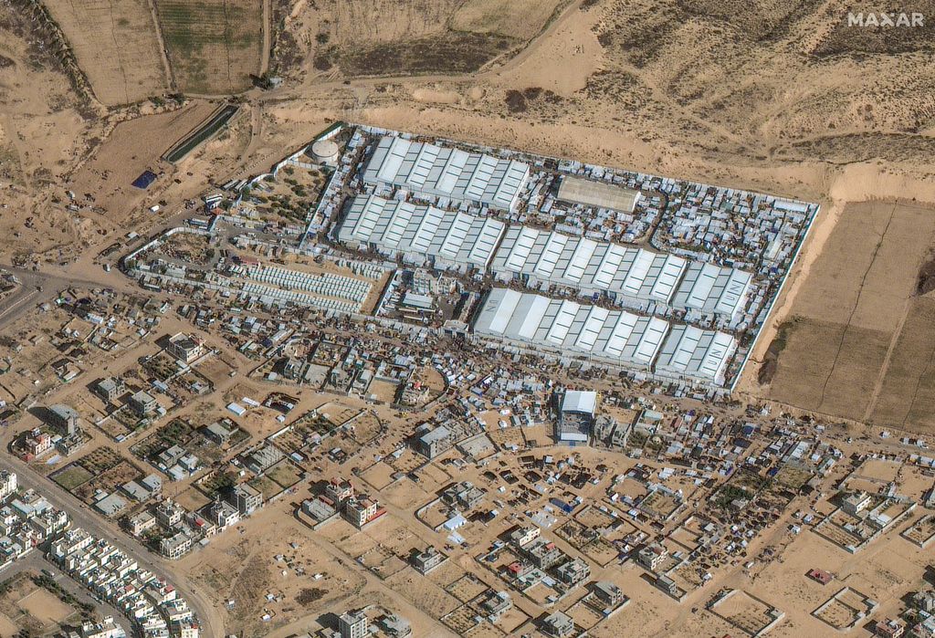 Gambar satelit milik Maxar Technologies ini menunjukkan pusat bantuan PBB dan sebuah kamp di Rafah, Jalur Gaza selatan pada 3 Desember 2023. 