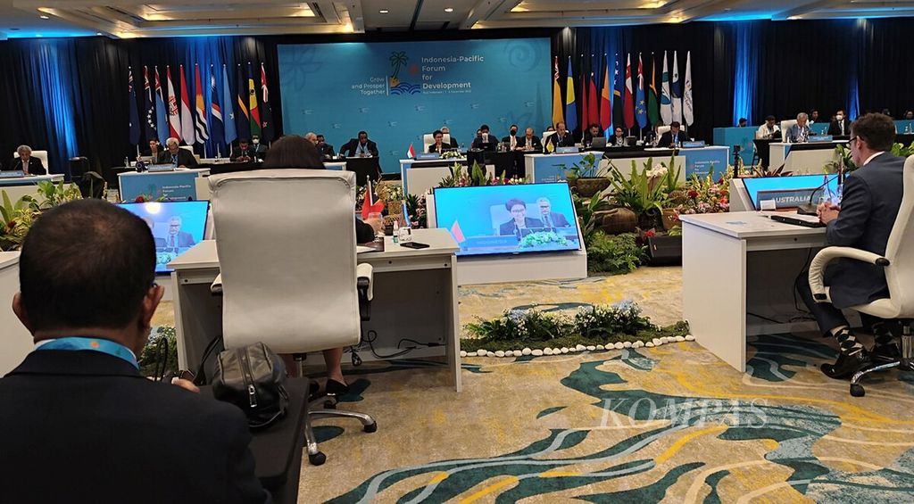 Menteri Luar Negeri Retno Lestari Priansari Marsudi (tengah) memberikan sambutan dalam pertemuan Indonesia - Pacific Forum for Development 2022 di Nusa Dua, Badung, Bali, Rabu (7/12/2022). 
